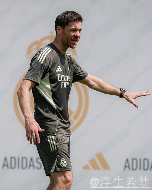 阿隆索现身皇家马德里训练场